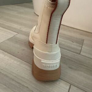 Sorel women’s Brex Chelsea boot size 7.5 - cream color barely worn